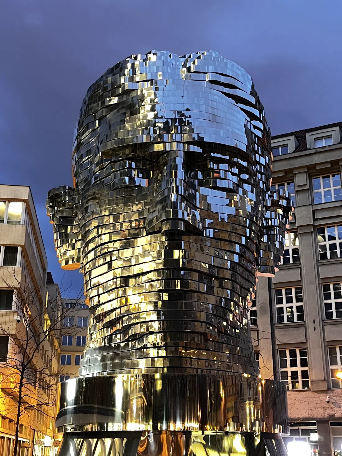 Cabeça de Franz Kafka (escultura rotativa, Quadrio), Praga