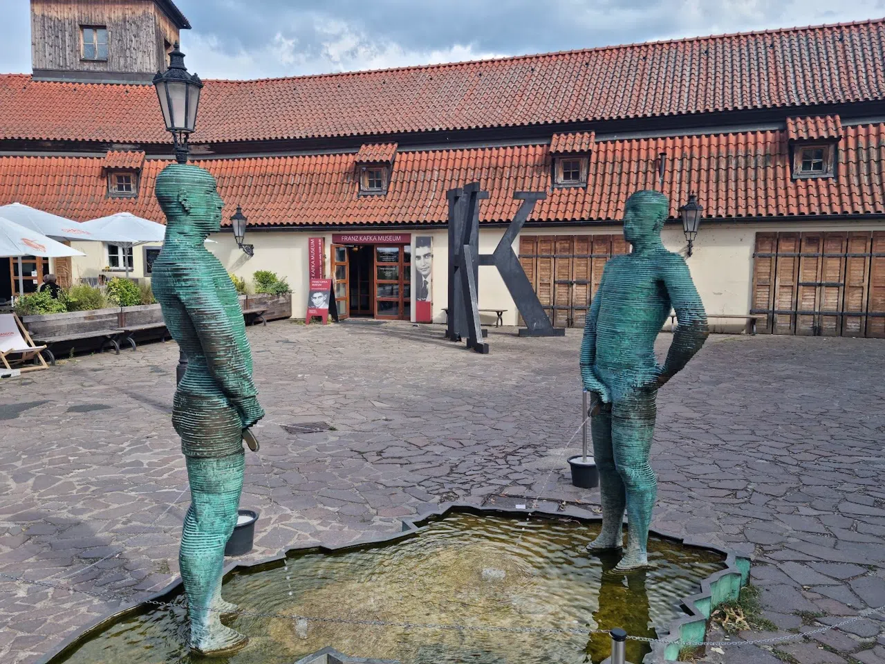 Caminhando pela Praga de Kafka: Da Casa Natal ao Túmulo
