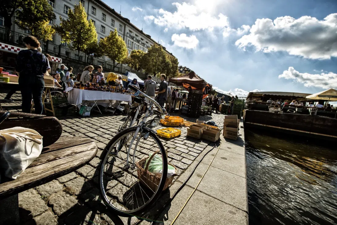 Náplavka Farmers' Market (Rašínovo nábřeží), Prague